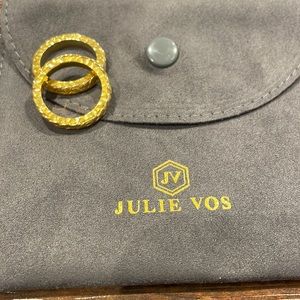 Julie Vos rings